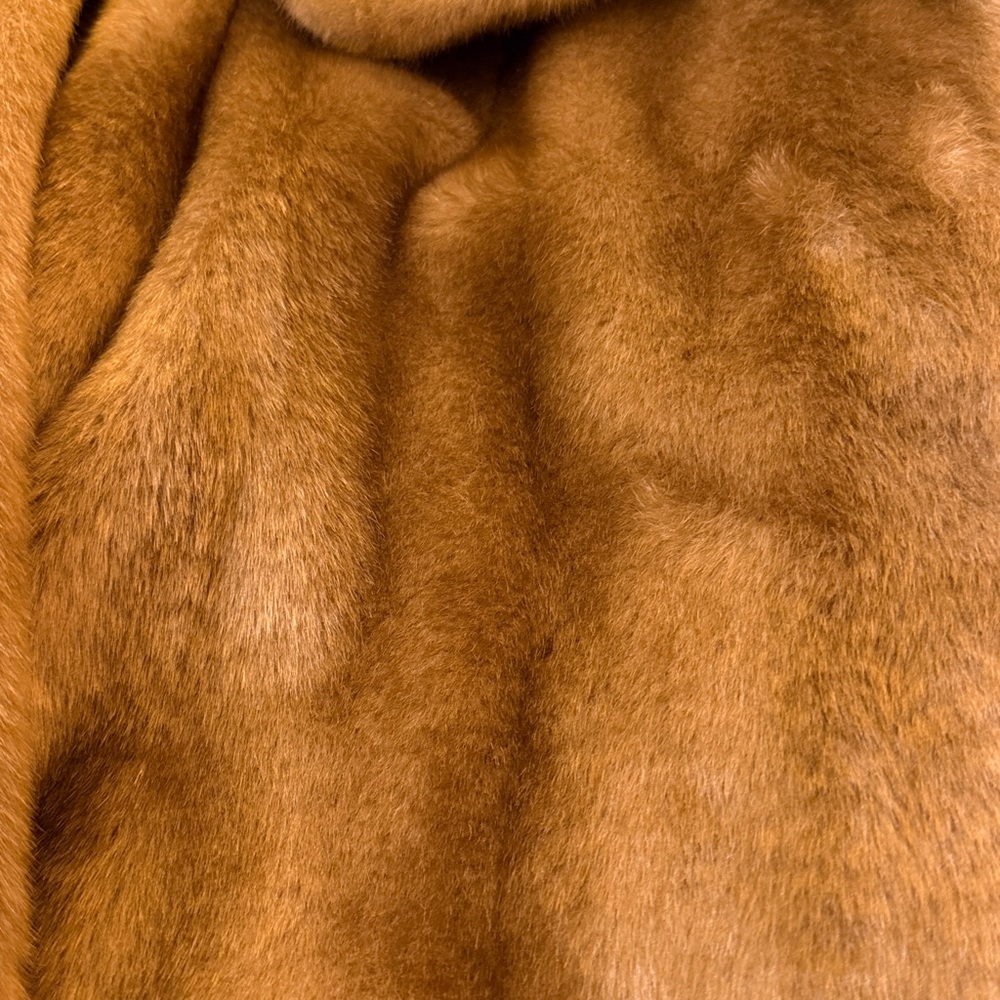 Gorgeous! Jones, New York faux fur jacket size
Medium.  perfect condition! - Picture 4 of 7